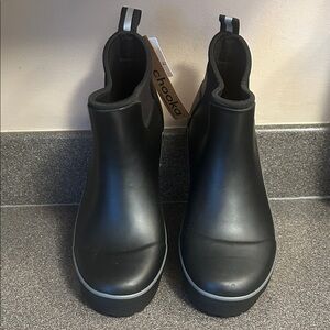 Chooka rain boots. NWT. Size 9. Black